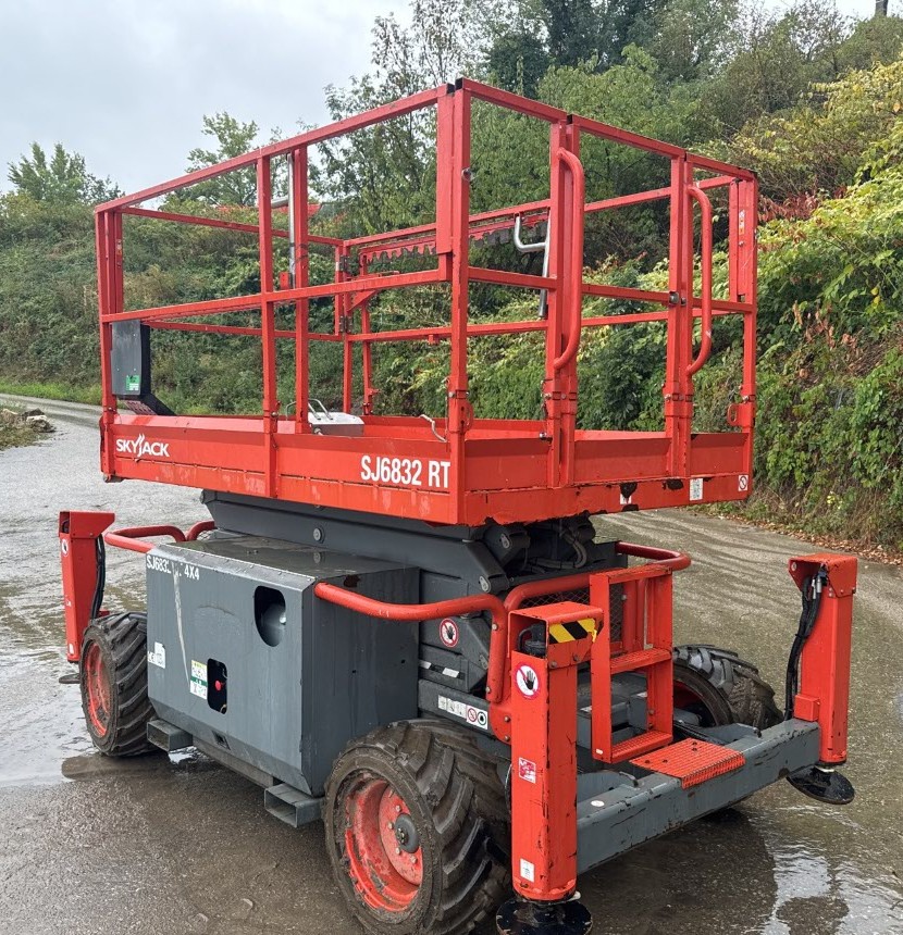 Skyjack SJ6832RT – Diesel 4x4 Scherenarbeitsbühne – SUVA neu 3