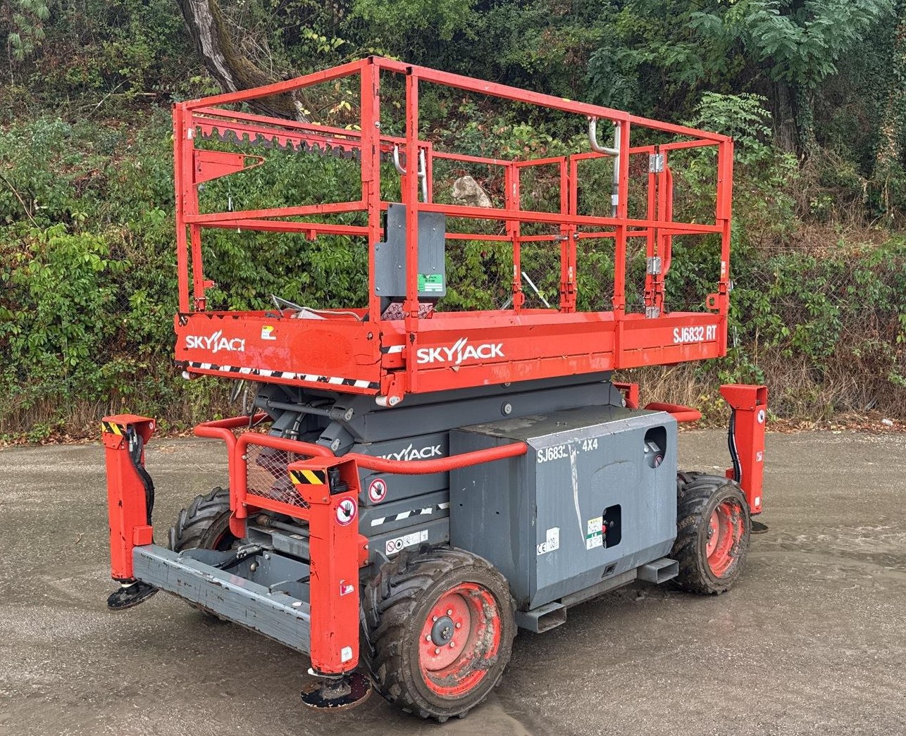 Skyjack SJ6832RT – Diesel 4x4 Scherenarbeitsbühne – SUVA neu 2